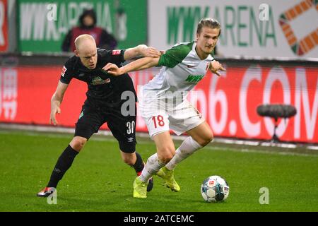 V. re:Tin JEDVAJ (FC Augsburg), Action, Duelle gegen Davy KLAASSEN (Werder Bremen). Fußball 1.Bundesliga, 20.Spieltag, Spieltag20, FC Augsburg (A) -SV Werder Bremen (HB) 2-1, am 01.02.2020 in Augsburg, WWKARENA, DFL-REGELUNGEN VERBIETEN DIE VERWENDUNG VON FOTOS ALS BILDSEQUENZEN UND/ODER QUASI-VIDEO. Weltweite Verwendung Stockfoto