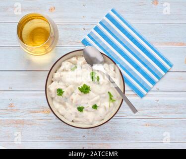 Schüssel mit hausgemachtem Clomchowder, von direkt oben auf rustikalem Hintergrund fotografiert. Stockfoto