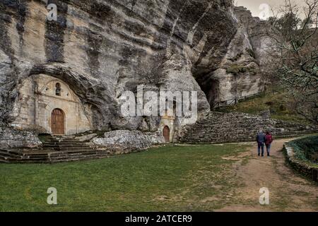 Die Einsiedelei von San Bernabé und San Tirso befindet sich am Haupteingang des größten Karstkomplexes von Ojo Guareña in Spanien, Burgos, Kastilien-Leon. Stockfoto