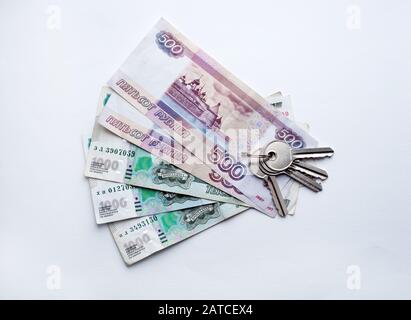 Russisch rumelt Banknoten und Hausschlüssel. Das Konzept, ein neues Haus zu kaufen und zu mieten. Stockfoto