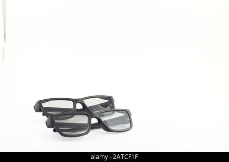 Zwei 3D-Brillen für das Kino. Film in 3d ansehen. Schwarze Brille auf weißem Hintergrund Stockfoto