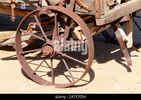 Ein verrostetes altes altes Westwaggonrad Stockfoto