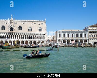 Dogenpalast und Ponte della Paglia und dei Sospiri vom Canal Grande aus gesehen Stockfoto