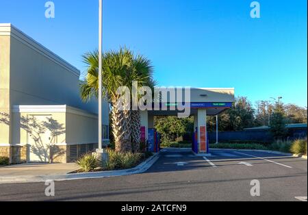 Orlando, FL/USA-1/29/20: Das Äußere einer Suntrust Bank Filiale führt durch das Bankgeschäft an der Rückseite des Gebäudes. Stockfoto