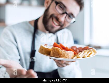 Platte von Sandwiches in den Händen eines attraktiven Mann Stockfoto