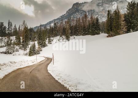 Weißer Schnee bedeckt Biegerstraße auf italienischen Bergen Stockfoto