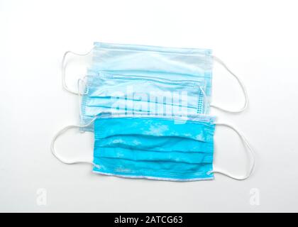 Blaue medizinische Masken isoliert auf hellgrauem Hintergrund Stockfoto