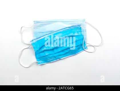 Blaue medizinische Masken isoliert auf hellgrauem Hintergrund Stockfoto
