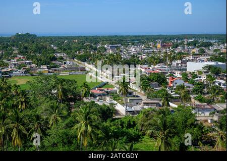 Blick auf die Stadt San Blas von La Contaduria, Riviera Nayarit, Mexiko. Stockfoto