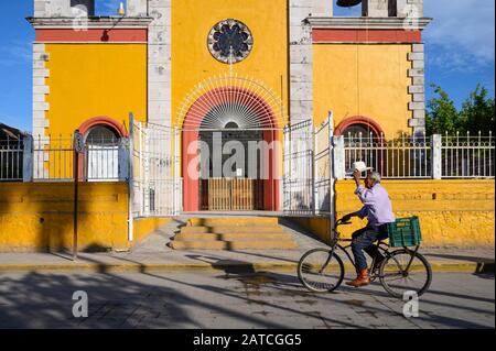 Mann mit dem Fahrrad vor der Kirche in San Blas, Riviera Nayarit, Mexiko. Stockfoto