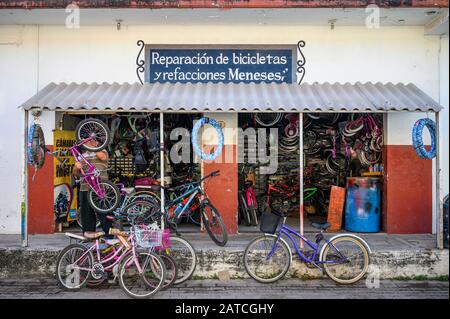 Fahrradreparaturwerkstatt in San Blas, Riviera Nayarit, Mexiko. Stockfoto