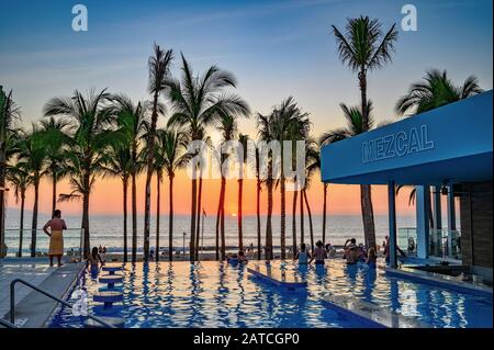 Sonnenuntergang am Pool des Riu Resort Hotel, Nuevo Vallarta, Riviera Nayarit, Mexiko. Stockfoto