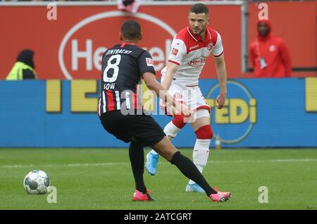 Düsseldorf, Deutschland. Februar 2020. Firo: 01.02.2020 Fußball, 2019/2020 1.Bundesliga: Fortuna Düsseldorf - Eintracht Frankfurt 1: 1 Duelle, Valon Berisha weltweite Nutzung Credit: Dpa / Alamy Live News Stockfoto