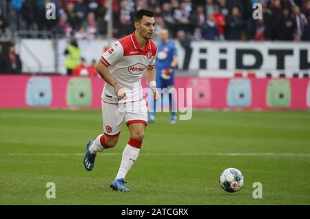 Düsseldorf, Deutschland. Februar 2020. Firo: 01.02.2020 Fußball, 2019/2020 1.Bundesliga: Fortuna Düsseldorf - Eintracht Frankfurt Einzelkampagne, Kaan Ayhan weltweite Nutzung Credit: Dpa/Alamy Live News Stockfoto