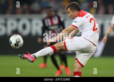 Düsseldorf, Deutschland. Februar 2020. Firo: 01.02.2020 Fußball, 2019/2020 1.Bundesliga: Fortuna Düsseldorf - Eintracht Frankfurt 1: 1 Markus Suttner, Einzelaktion > Nutzung weltweit Credit: Dpa / Alamy Live News Stockfoto