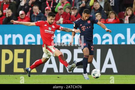 Mainz, Deutschland. Februar 2020. Firo: 01.02.2020 Fußball, Fußball: 1. Bundesliga, Saison 2019/2020 FSV FSV Mainz 05 - FC Bayern München Muenchen 1: 3 FCB Serge Gnabry, Duelle, Duell, FSV Danny Latza, Nutzung weltweit Credit: Dpa / Alamy Live News Stockfoto