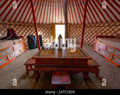 Innenbereich von Mongoilan ger oder Jurte mit dekorativem Holztisch und -Betten, Hustai oder Khustain Nuruu National Park, Tov Provinz, Mongolia, Asien Stockfoto