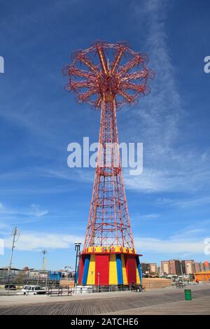 Old Parachute Jump Ride, Boardwalk, Coney Island, Brooklyn, New York City, USA Stockfoto