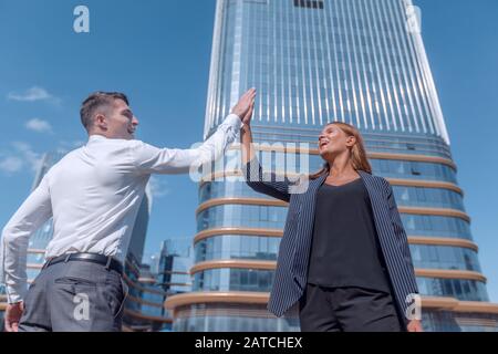 Gerne Kollegen geben einen hohen fünf Stockfoto