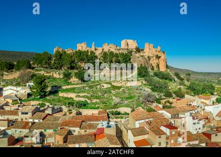 Luftaufnahme des mittelalterlichen zerstörten Montesa-Burgzentrums der Ritter der Templer- und Montesa-Orden mit Donjon, lange Rampe zum Burgtor in Spanien Stockfoto