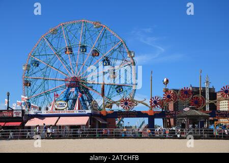 Strand, Boardwalk, Denos Wonder Wheel, Vergnügungspark, Coney Island, Brooklyn, New York City, USA Stockfoto