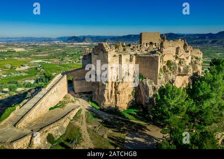 Luftaufnahme des mittelalterlichen zerstörten Montesa-Burgzentrums der Ritter der Templer- und Montesa-Orden mit Donjon, lange Rampe zum Burgtor in Spanien Stockfoto