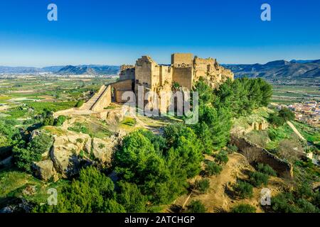 Luftaufnahme des mittelalterlichen zerstörten Montesa-Burgzentrums der Ritter der Templer- und Montesa-Orden mit Donjon, lange Rampe zum Burgtor in Spanien Stockfoto