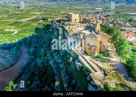 Luftaufnahme des mittelalterlichen zerstörten Montesa-Burgzentrums der Ritter der Templer- und Montesa-Orden mit Donjon, lange Rampe zum Burgtor in Spanien Stockfoto