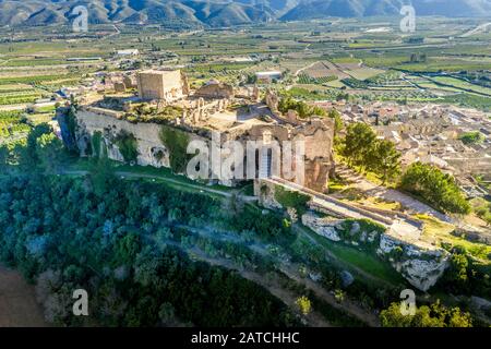 Luftaufnahme des mittelalterlichen zerstörten Montesa-Burgzentrums der Ritter der Templer- und Montesa-Orden mit Donjon, lange Rampe zum Burgtor in Spanien Stockfoto