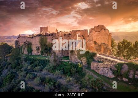 Luftaufnahme des mittelalterlichen zerstörten Montesa-Burgzentrums der Ritter der Templer- und Montesa-Orden mit Donjon, lange Rampe zum Burgtor in Spanien Stockfoto