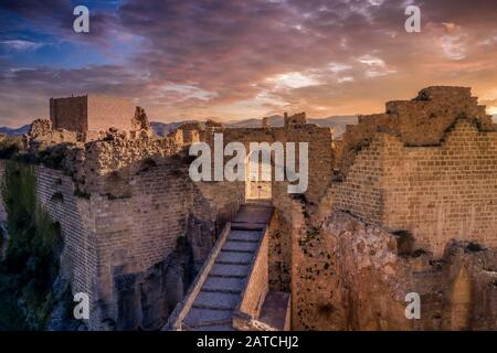 Luftaufnahme des mittelalterlichen zerstörten Montesa-Burgzentrums der Ritter der Templer- und Montesa-Orden mit Donjon, lange Rampe zum Burgtor in Spanien Stockfoto