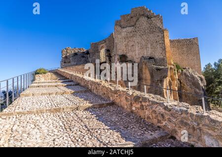 Luftaufnahme des mittelalterlichen zerstörten Montesa-Burgzentrums der Ritter der Templer- und Montesa-Orden mit Donjon, lange Rampe zum Burgtor in Spanien Stockfoto