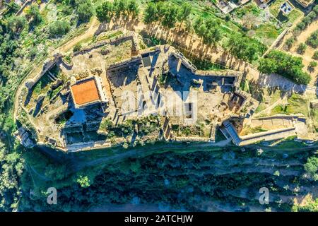 Luftaufnahme des mittelalterlichen zerstörten Montesa-Burgzentrums der Ritter der Templer- und Montesa-Orden mit Donjon, lange Rampe zum Burgtor in Spanien Stockfoto