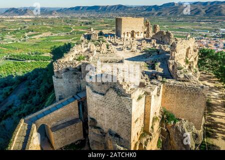 Luftaufnahme des mittelalterlichen zerstörten Montesa-Burgzentrums der Ritter der Templer- und Montesa-Orden mit Donjon, lange Rampe zum Burgtor in Spanien Stockfoto