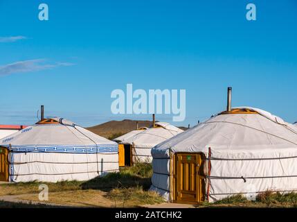 Yurts im mongolischen Khustaii ger Camp mit traditionellen Jurten, Hustai oder Khustain Nuruu National Park, Tov Provinz, Mongolia, Asien Stockfoto