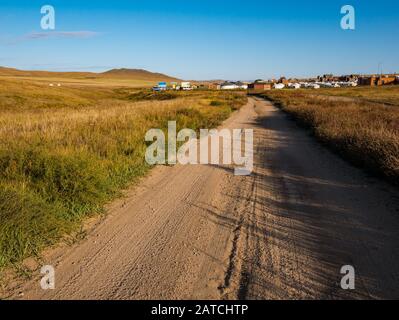 Die Straße führt zum mongolischen Khustaii ger Camp mit traditionellen Jurten, Hustai oder Khustain Nuruu National Park Naturreservat, Tov Provinz, Mongolia Stockfoto