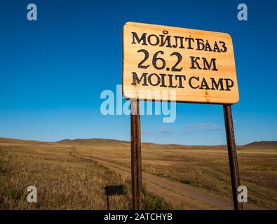 Steppengrasland Landschaft und Wegweiser zum Moilt Camp, Hustai oder Khustain Nuruu Nationalpark, Tov Provinz, Mongolia, Asien Stockfoto