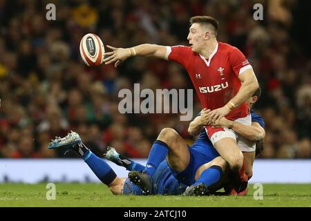 Cardiff, Großbritannien. Februar 2020. Josh Adams von Wales passiert den Ball, während er in Angriff genommen wird. Guinness Six Nations Championship 2020 internationales Rugby-Spiel im Fürstenstadion in Cardiff, Wales, Großbritannien am Samstag, 1. Februar 2020. PIC von Andrew Orchard/Alamy Live News BITTE BEACHTEN SIE, DASS DAS BILD NUR FÜR REDAKTIONELLE ZWECKE VERFÜGBAR IST Stockfoto