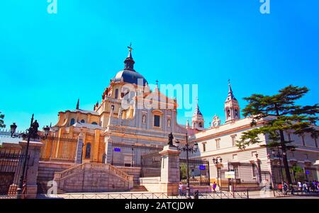 Menschen in der Kathedrale von Almudena in Madrid Spanien Stockfoto