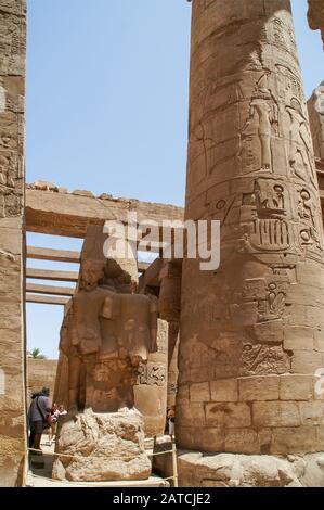 Luxor, Karnak, Ägypten, Afrika. Tempel von Karnak. Innerhalb des Tempelbereichs mit Säulen und Wänden, die Schnitzereien, Heiroglyphen und Kartuschen zeigen. Stockfoto