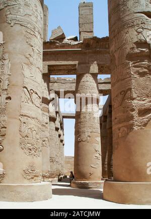 Luxor, Karnak, Ägypten, Afrika. Tempel von Karnak. Mehrere Säulen im Tempel, die eine Kartusche, Hieroglyphen und andere Reliefschnitzereien zeigen. Stockfoto