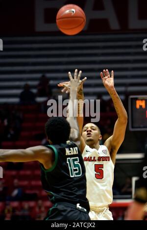 Muncie, Indiana, USA. Februar 2020. Ball State Cardinals Guard ISHMAEL EL-AMIN (5) schießt und punktet in der ersten Halbzeit in der Worthen Arena in Muncie über Verteidiger Ohio Bobcats Guard Lundan MCDAY (15). Kredit: Richard Sitler/ZUMA Wire/Alamy Live News Stockfoto