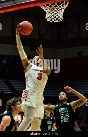 Muncie, Indiana, USA. Februar 2020. Ball State Cardinals Guard JOSH THOMPSON (3) punktet auf einem Lay, nachdem er in der ersten Hälfte in der Worthen Arena in Muncie am Verteidiger von Ohio Bobcats JORDAN DARTS (35) vorbeikam. Kredit: Richard Sitler/ZUMA Wire/Alamy Live News Stockfoto