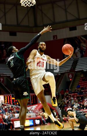 Muncie, Indiana, USA. Februar 2020. Ball State Cardinals Forward TAHJAI TEAGUE (25) steigt für ein Lay über Ohio Bobcats Verteidiger NATE SPRINGS (2) in der ersten Hälfte in der Worthen Arena in Muncie auf. Kredit: Richard Sitler/ZUMA Wire/Alamy Live News Stockfoto