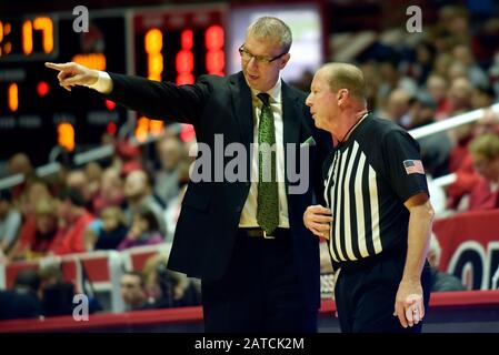 Muncie, Indiana, USA. Februar 2020. Ohio Bobcats Head Coach JEFF BOALS konferiert in der ersten Halbzeit in der Worthen Arena in Muncie mit einem Beamten. Kredit: Richard Sitler/ZUMA Wire/Alamy Live News Stockfoto