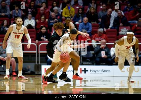 Muncie, Indiana, USA. Februar 2020. Ball State Cardinals Guard ISHMAEL EL-AMIN (5) stiehlt den Ball von Ohio Bobcats Guard JASON PRESTON (0) während der ersten Hälfte in der Worthen Arena in Muncie. Kredit: Richard Sitler/ZUMA Wire/Alamy Live News Stockfoto