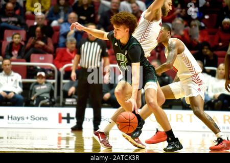 Muncie, Indiana, USA. Februar 2020. Der Ohio-Bobcats-Guard JASON PRESTON (0) kommt in der ersten Halbzeit in der Worthen Arena in Muncie auf einen lockeren Ball. Kredit: Richard Sitler/ZUMA Wire/Alamy Live News Stockfoto