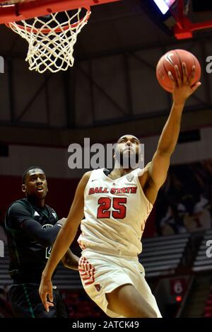 Muncie, Indiana, USA. Februar 2020. Ball State Cardinals Forward TAHJAI TEAGUE (25) punktet auf einem Lay, nachdem er den Ohio Bobcats Verteidiger NATE SPRINGS (2) in der ersten Hälfte in der Worthen Arena in Muncie erhalten hat. Kredit: Richard Sitler/ZUMA Wire/Alamy Live News Stockfoto