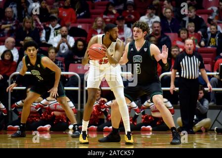 Muncie, Indiana, USA. Februar 2020. Ball State Cardinals Forward TAHJAI TEAGUE (25) spielen gegen den Ohio Bobcats Forward BEN VANDER PLAS (5) in der Worthen Arena in Muncie. Kredit: Richard Sitler/ZUMA Wire/Alamy Live News Stockfoto