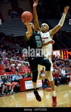 Muncie, Indiana, USA. Februar 2020. Ohio Bobcats schützen MILES BROWN (23) verbindet sich auf einem Lay, als Ball State Cardinals Guard JARRON COLEMAN (11) versucht, während der zweiten Hälfte in der Worthen Arena in Muncie zu verteidigen. Kredit: Richard Sitler/ZUMA Wire/Alamy Live News Stockfoto